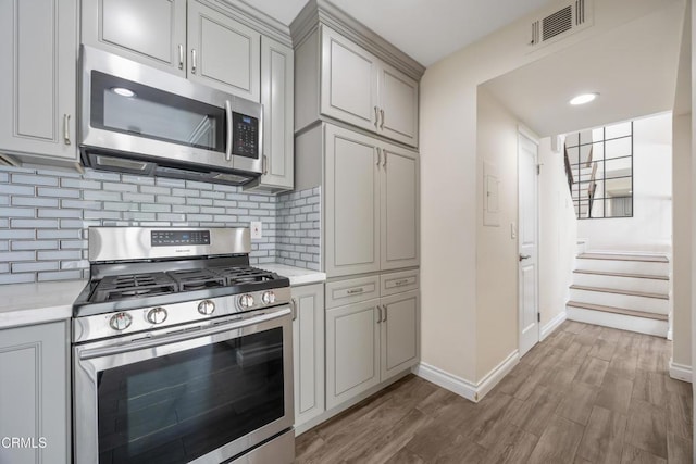 10508 Sunland Blvd Unit 4, Sunland, CA 91040 - kitchen featuring visible vents, appliances with stainless steel finishes, decorative backsplash, and gray cabinetry
