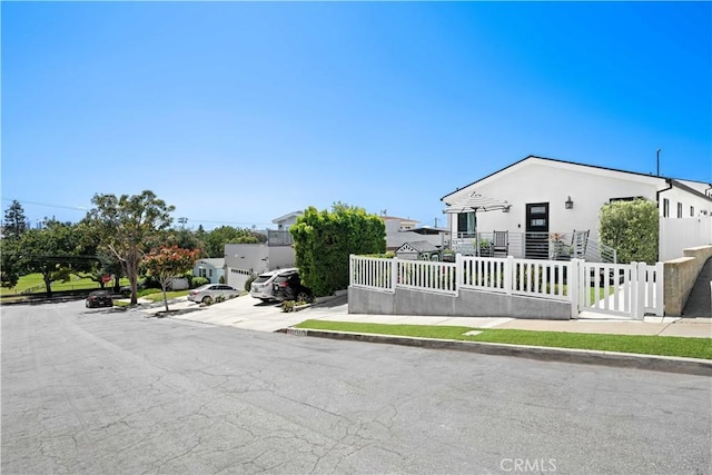 view of front of home with stucco siding and a fenced front yard