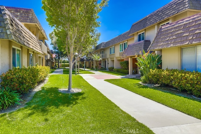 view of property's community featuring a residential view and a yard