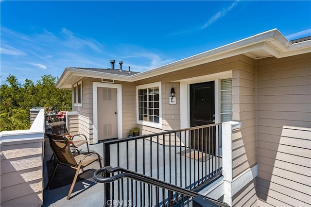 property entrance featuring a balcony