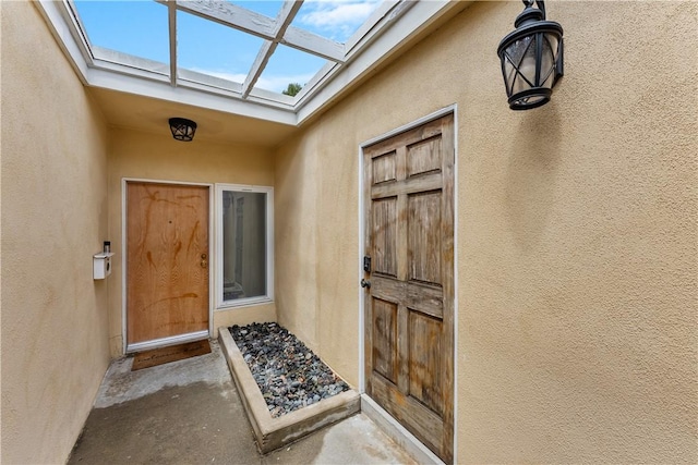 view of exterior entry with stucco siding