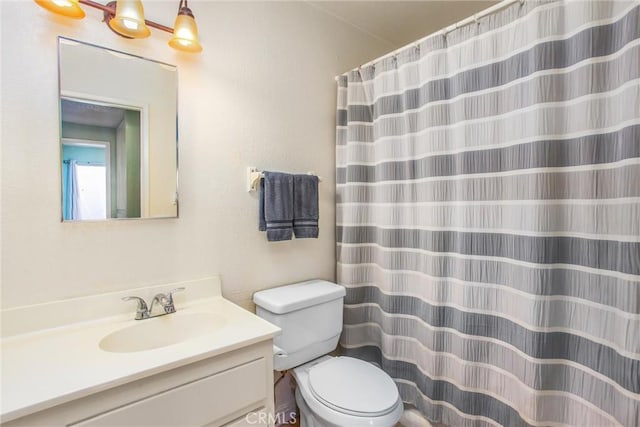 full bathroom featuring vanity, a shower with curtain, and toilet