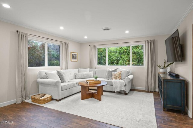 living room featuring dark wood-type flooring, crown molding, recessed lighting, and baseboards