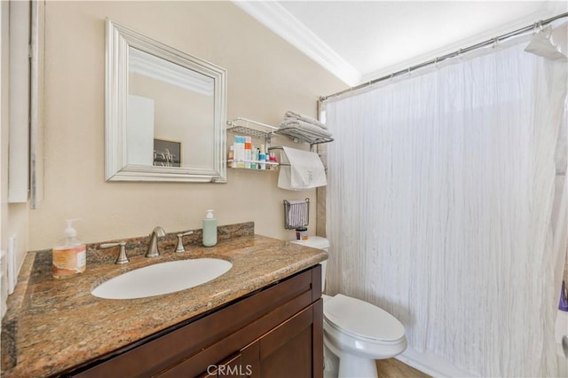 full bath featuring crown molding, toilet, vanity, and a shower with curtain