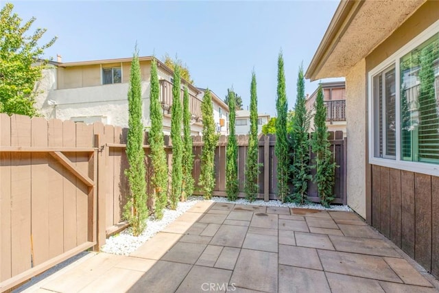 809 E Acacia Ave Unit H, Glendale, CA 91205 - view of patio featuring a fenced backyard