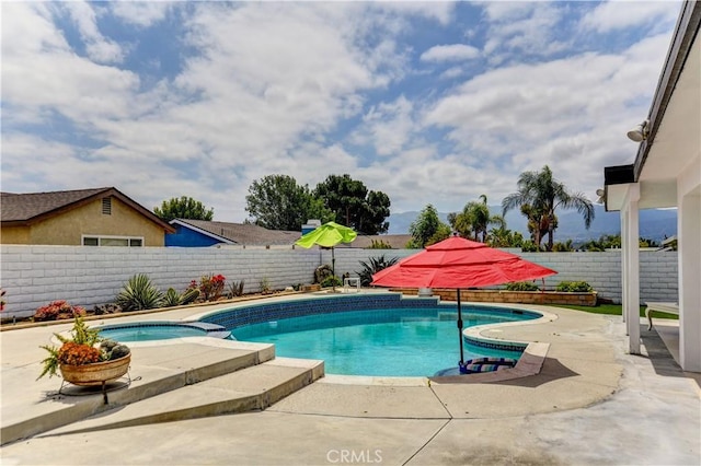 917 Brandywine Ln, Corona, CA 92880 - view of pool featuring a fenced backyard, a patio, and an in-ground hot tub
