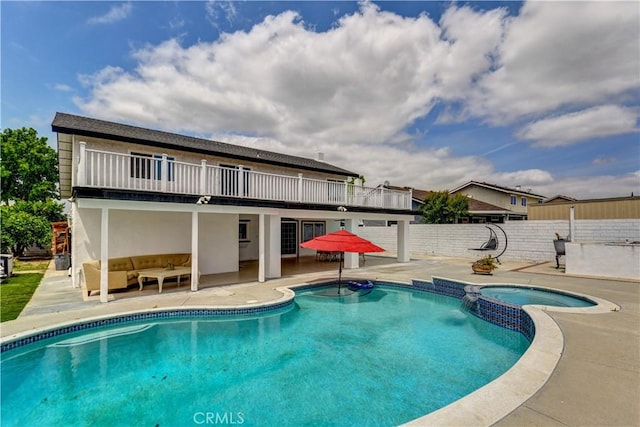 917 Brandywine Ln, Corona, CA 92880 - view of swimming pool featuring a patio, an outdoor hangout area, fence, and a pool with connected hot tub
