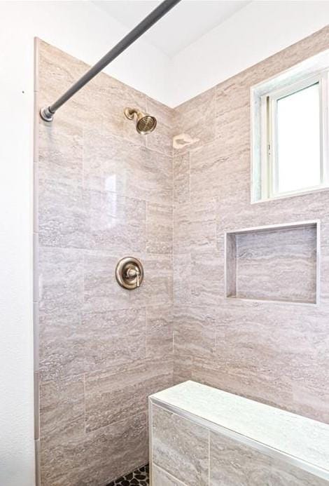 bathroom featuring tiled shower