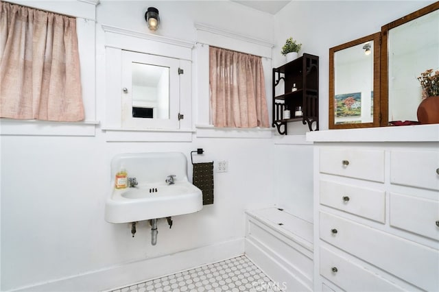bathroom featuring a sink