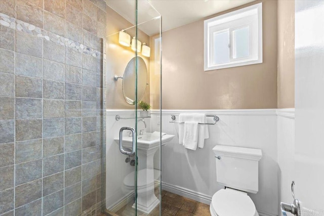 720 San Luis Obispo Pl Unit D, San Diego, CA 92109 - full bath featuring wainscoting, a tile shower, and toilet