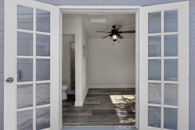 view of exterior entry featuring ceiling fan and stucco siding