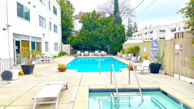 400 S Los Robles Ave Unit 306, Pasadena, CA 91101 - community pool with fence and a patio area