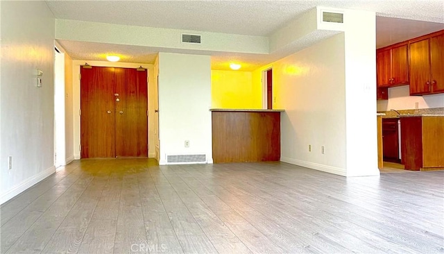 400 S Los Robles Ave Unit 306, Pasadena, CA 91101 - empty room featuring light wood-style floors, a textured ceiling, and baseboards