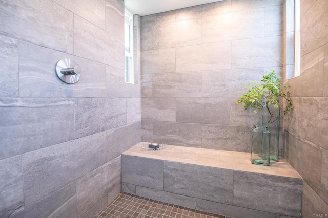 bathroom featuring a tile shower