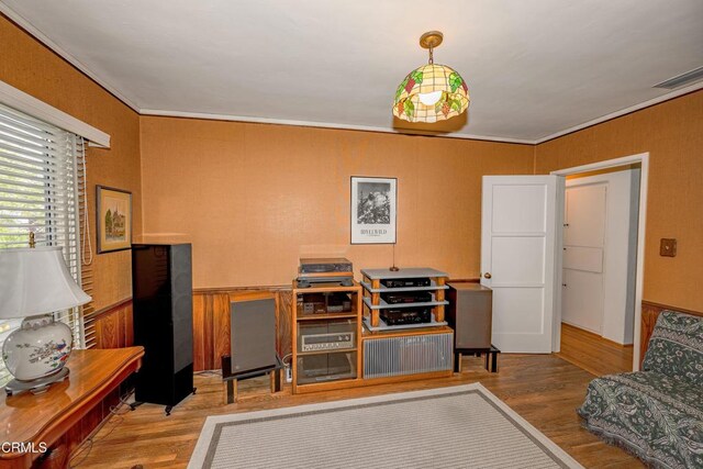 1404 Sycamore Ave, Glendale, CA 91201 - living area featuring wood finished floors and ornamental molding