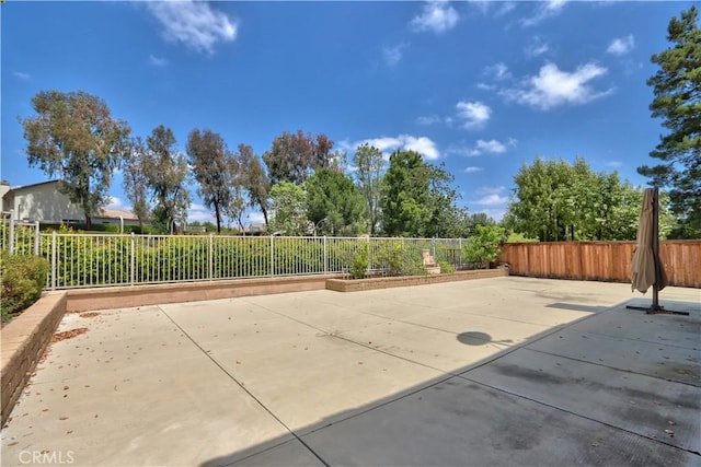 32000 Corte Sagunto, Temecula, CA 92592 - surrounding community with fence and a patio