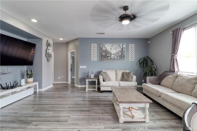 living room with recessed lighting, baseboards, a ceiling fan, wood finished floors, and visible vents