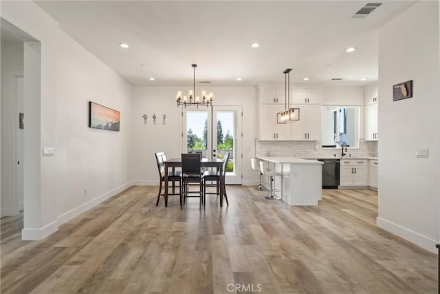 dining space featuring light wood-type flooring, recessed lighting, visible vents, and baseboards