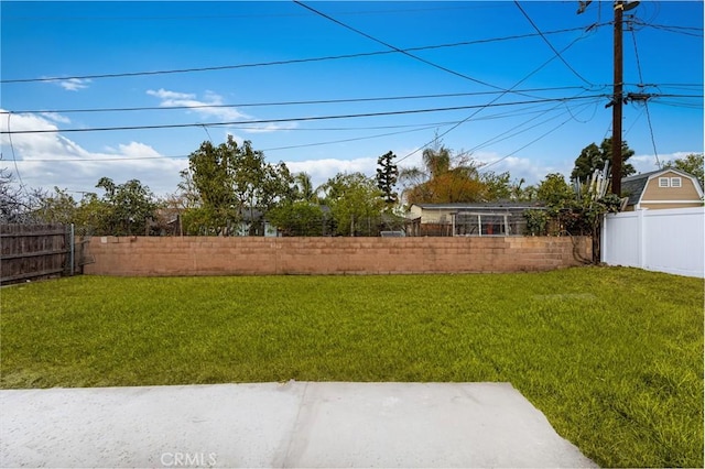 view of yard featuring a fenced backyard