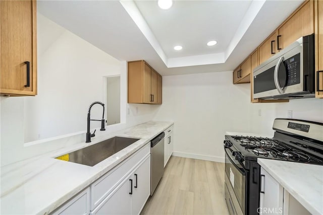 7314 Quill Dr Unit 155, Downey, CA 90242 - kitchen featuring stainless steel appliances, light wood-style flooring, a sink, recessed lighting, and light countertops