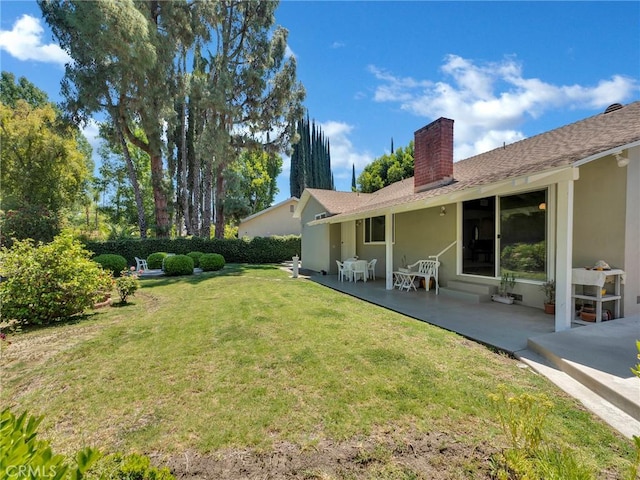 view of yard featuring a patio