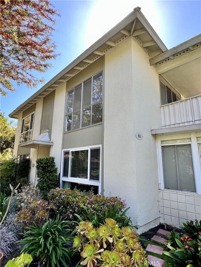 61 Calle Cadiz Unit Q, Laguna Woods, CA 92530 - view of side of home with stucco siding and a balcony