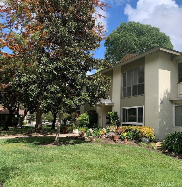61 Calle Cadiz Unit Q, Laguna Woods, CA 92530 - view of front of property with stucco siding and a front lawn