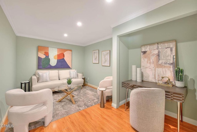 living room featuring ornamental molding, recessed lighting, wood finished floors, and baseboards