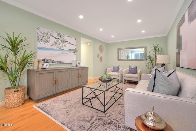 living room featuring recessed lighting, light wood-style floors, crown molding, and baseboards