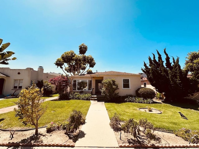 1025 Wilbur Ave, Pacific Beach San Diego, CA 92109 - view of front facade featuring stucco siding and a front lawn