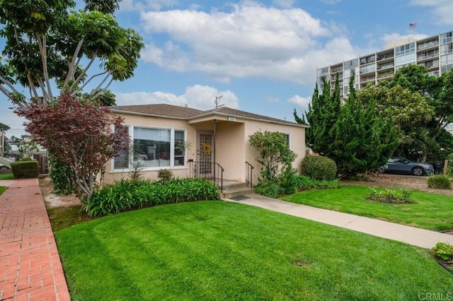 1025 Wilbur Ave, Pacific Beach San Diego, CA 92109 - view of front of home with a front yard and stucco siding