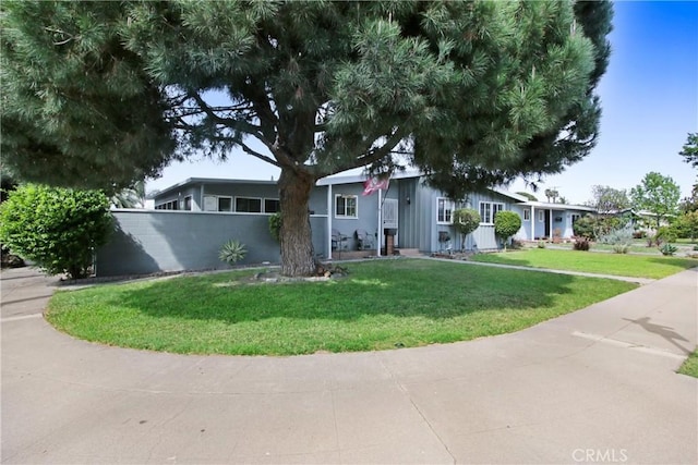 view of front of property with a front lawn