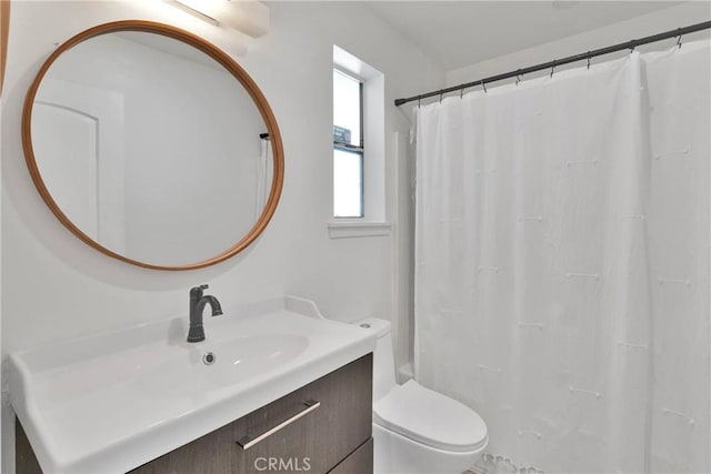bathroom with toilet, a shower with shower curtain, and vanity