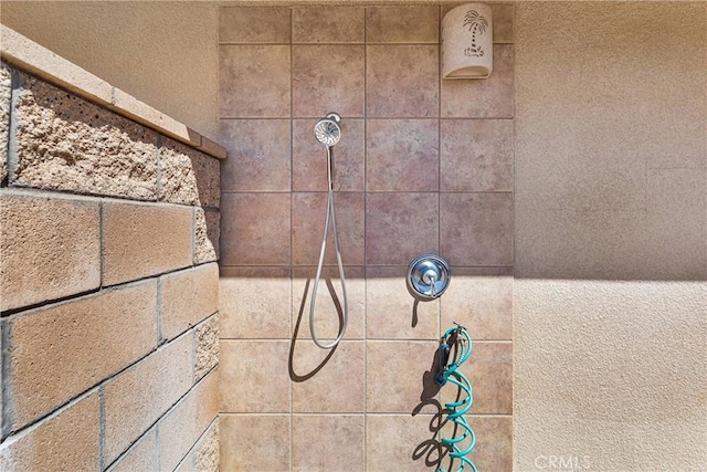 interior details with a tile shower