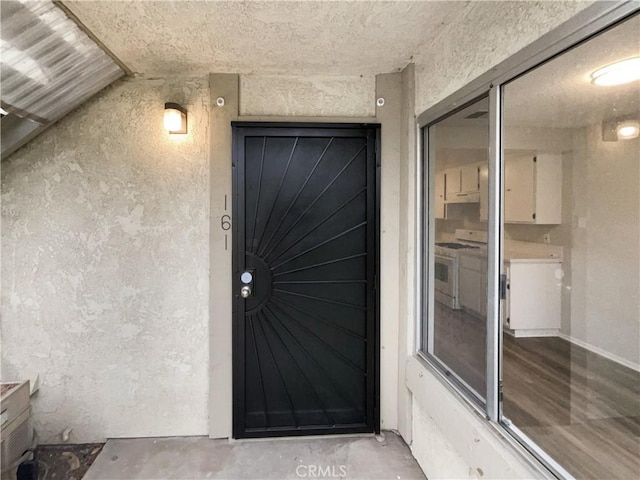 entrance to property featuring stucco siding