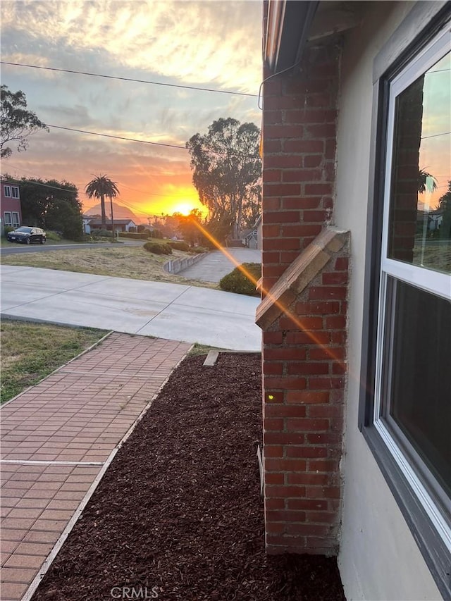 view of yard at dusk