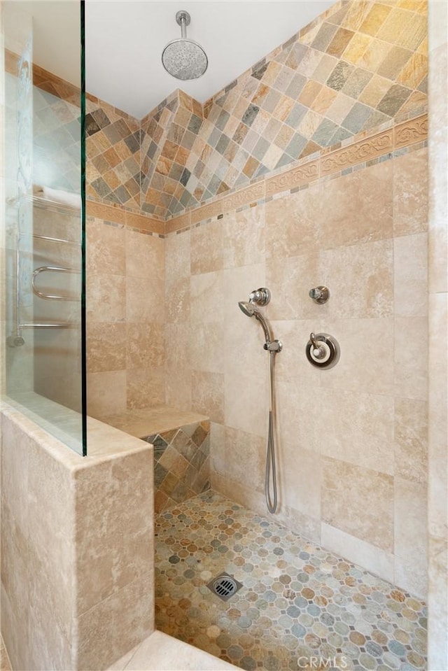full bathroom featuring a tile shower