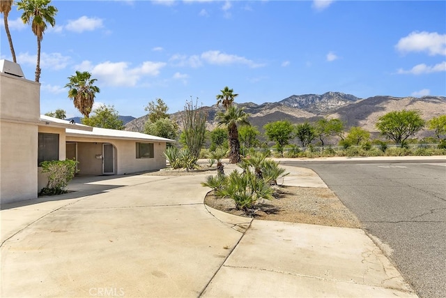 view of yard featuring a mountain view