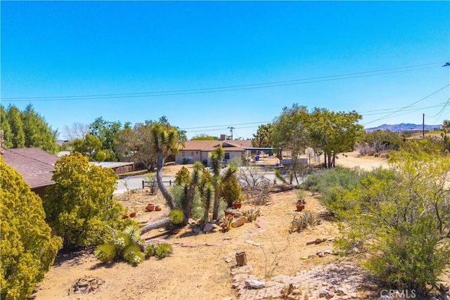 7890 Mariposa Trl, Yucca Valley, CA 92284 - view of yard featuring a mountain view