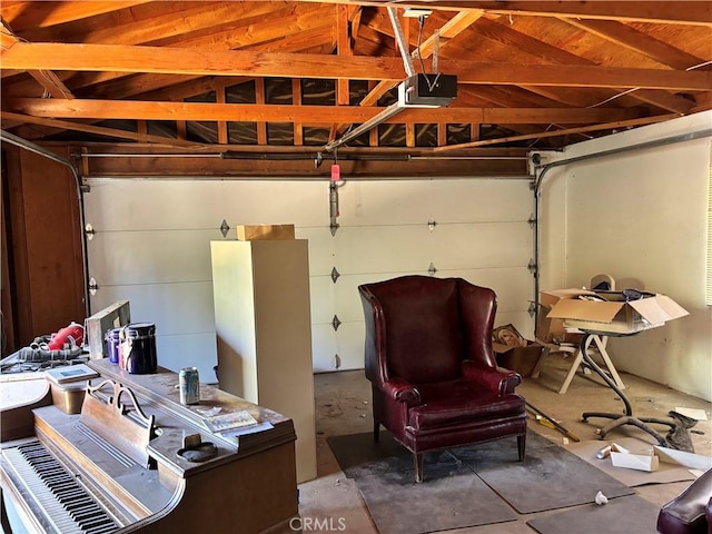 7890 Mariposa Trl, Yucca Valley, CA 92284 - garage with a garage door opener