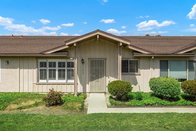 1038 Eider Way, Oceanside, CA 92057 - entrance to property featuring a lawn and roof with shingles