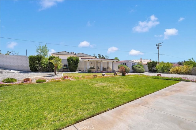 ranch-style home featuring a front lawn
