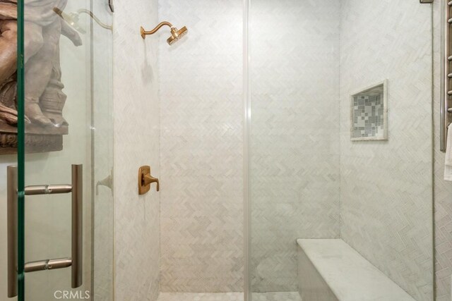 bathroom featuring a tile shower