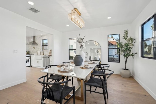 dining space featuring recessed lighting, light wood-style floors, visible vents, and baseboards