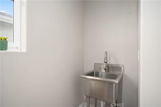 1866 Homestead Pl, San Luis Obispo, CA 93405 - clothes washing area featuring a sink