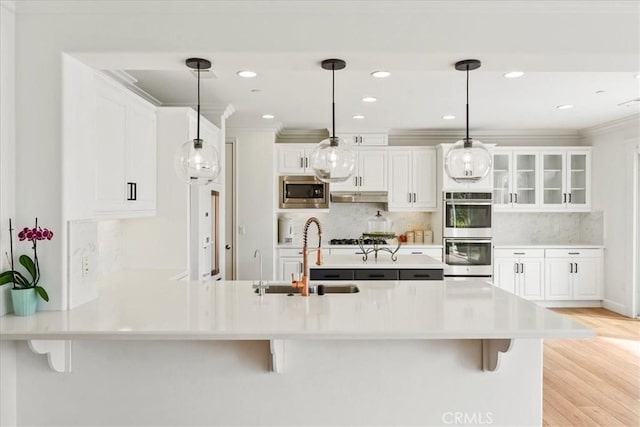 2836 Mesa Grove Rd, Fallbrook, CA 92028 - kitchen featuring a sink, appliances with stainless steel finishes, a peninsula, light wood-type flooring, and a breakfast bar