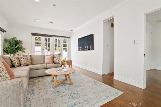 living area featuring baseboards, wood finished floors, recessed lighting, and crown molding