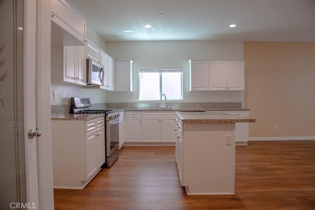 1334 Pinehurst Dr, Calimesa, CA 92320 - kitchen with stainless steel appliances, a sink, light wood-style floors, a kitchen island, and recessed lighting
