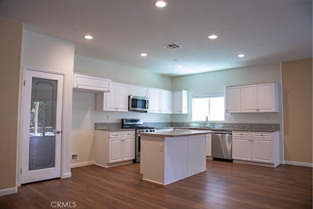 1334 Pinehurst Dr, Calimesa, CA 92320 - kitchen with stainless steel appliances, baseboards, dark wood-style flooring, white cabinetry, and recessed lighting