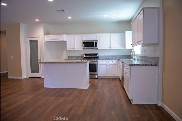 1334 Pinehurst Dr, Calimesa, CA 92320 - kitchen featuring baseboards, stainless steel appliances, visible vents, and a sink